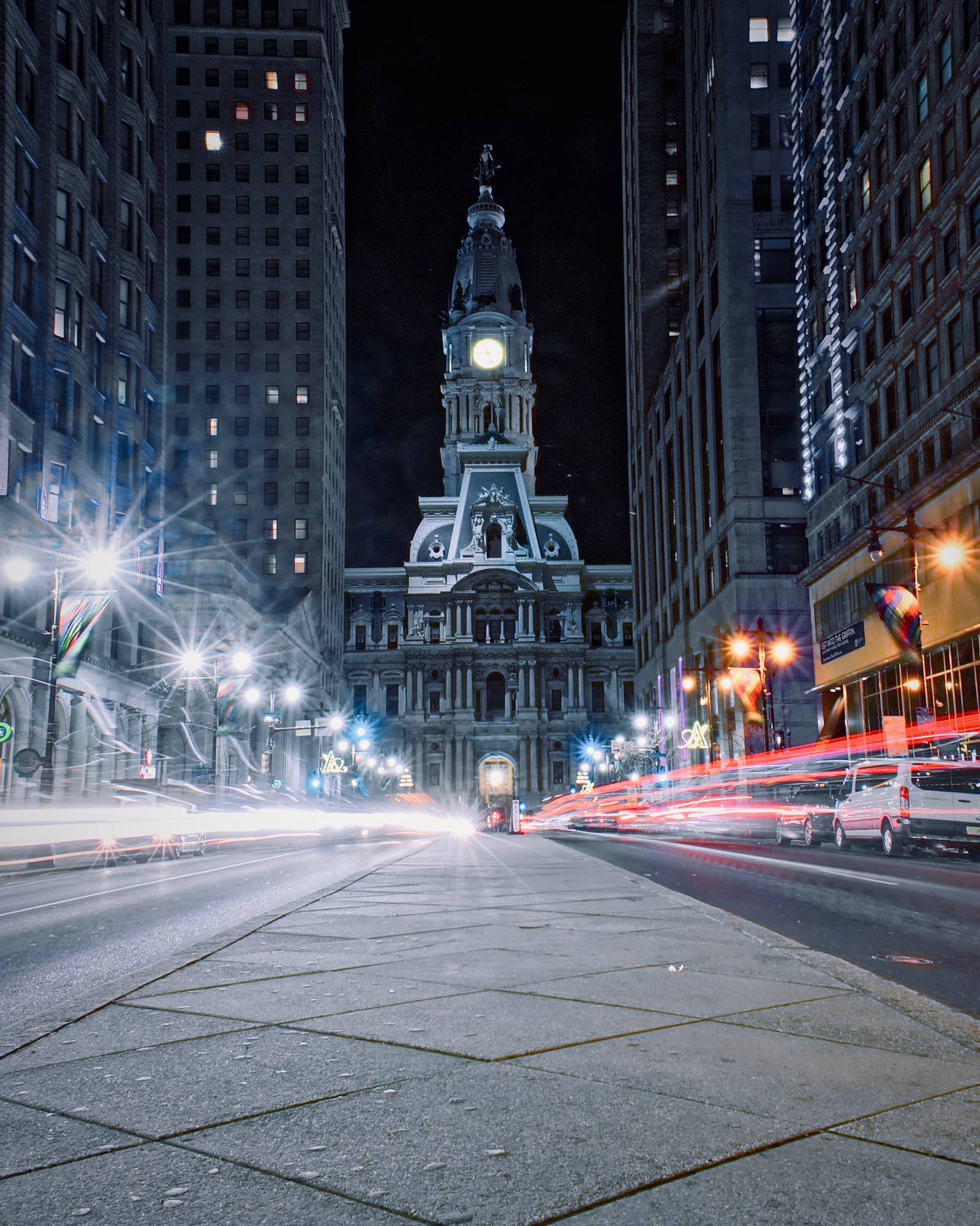 Vista nocturna de una calle de la ciudad con un campanario al fondo (ayuntamiento, nueva york, new york, ciudad, hito)