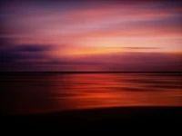 Horizonte tranquilo de la tarde: Un vibrante atardecer sobre el océano