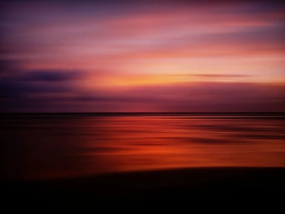 Tranquil Evening Horizon: A Vibrant Sunset Over the Ocean