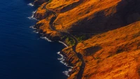 Paysage de falaises côtières avec route pittoresque et reflet de l'océan