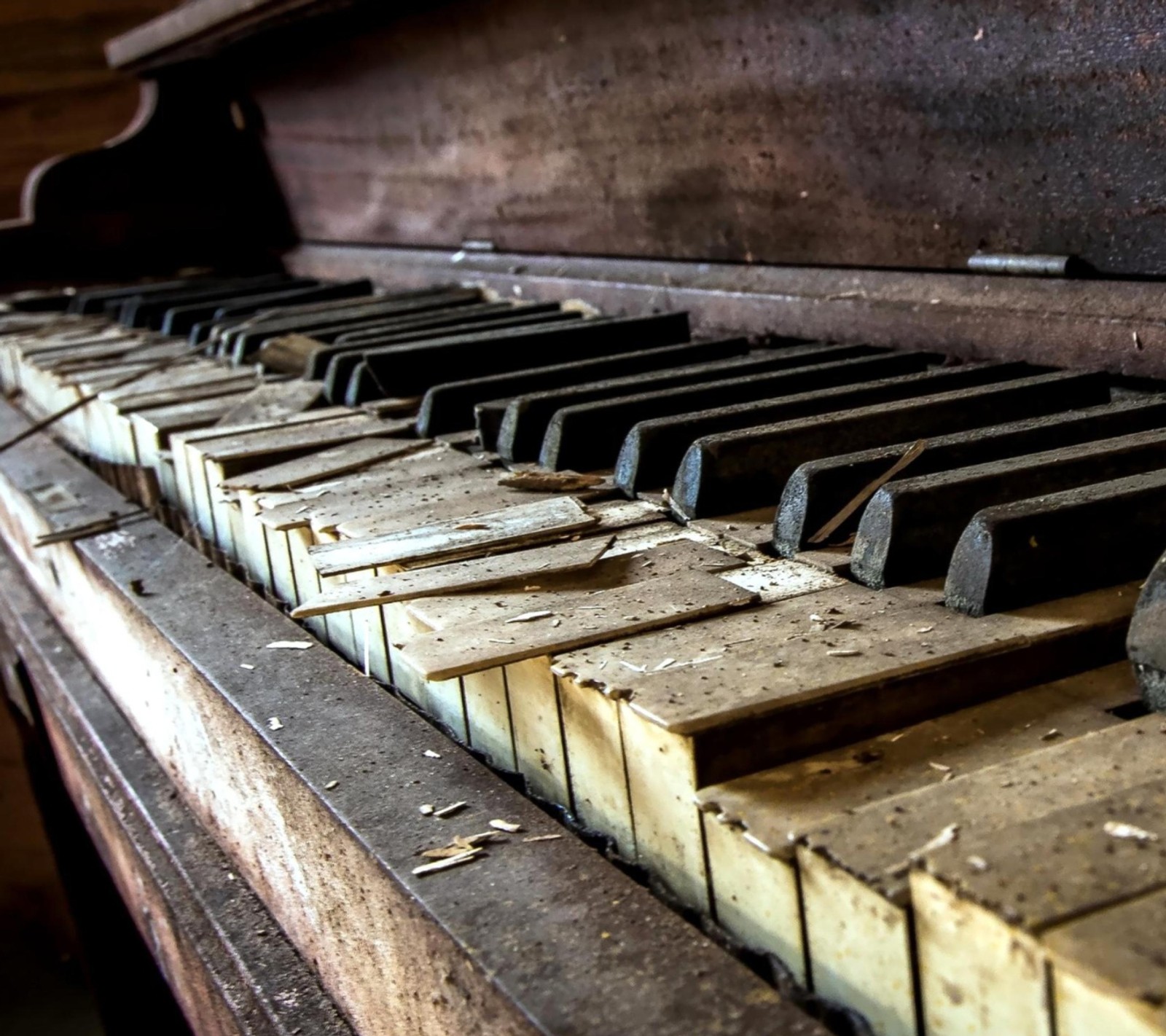 Um piano antigo com um teclado quebrado e um botão quebrado (ejatjeat, tjhtj)