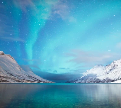 Éblouissante aurore sur un lac de montagne serein