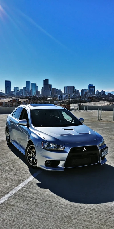 Mitsubishi Lancer Evo contra un impresionante horizonte de Denver