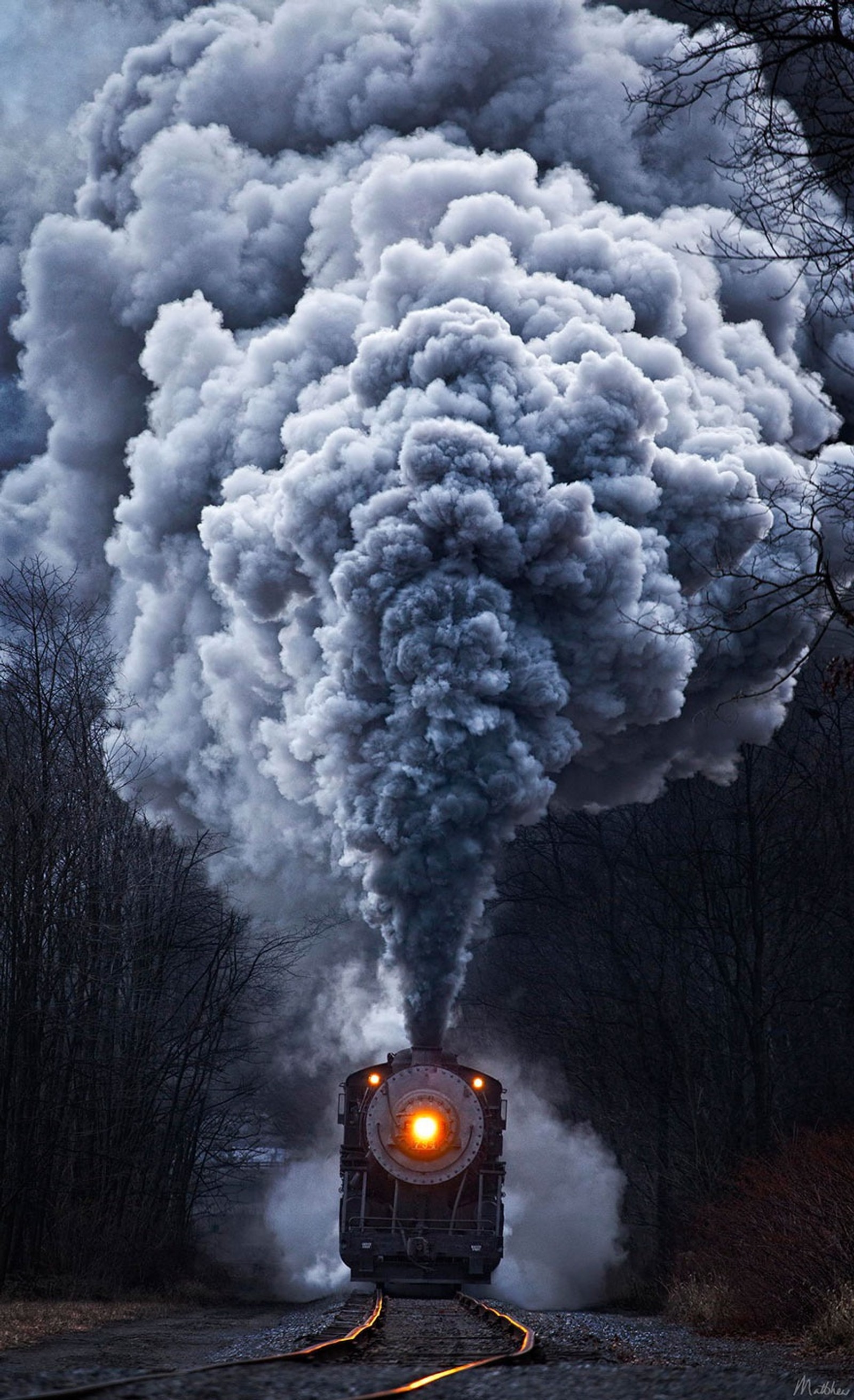 Rauch steigt aus einer lokomotive auf, während sie die gleise entlangfährt (atqnn, lokomotive, natur, rauch, zug)