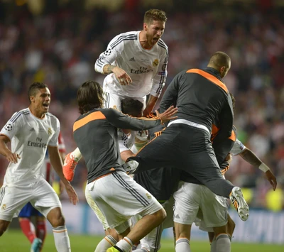 Real Madrid celebra um gol dramático na Liga dos Campeões