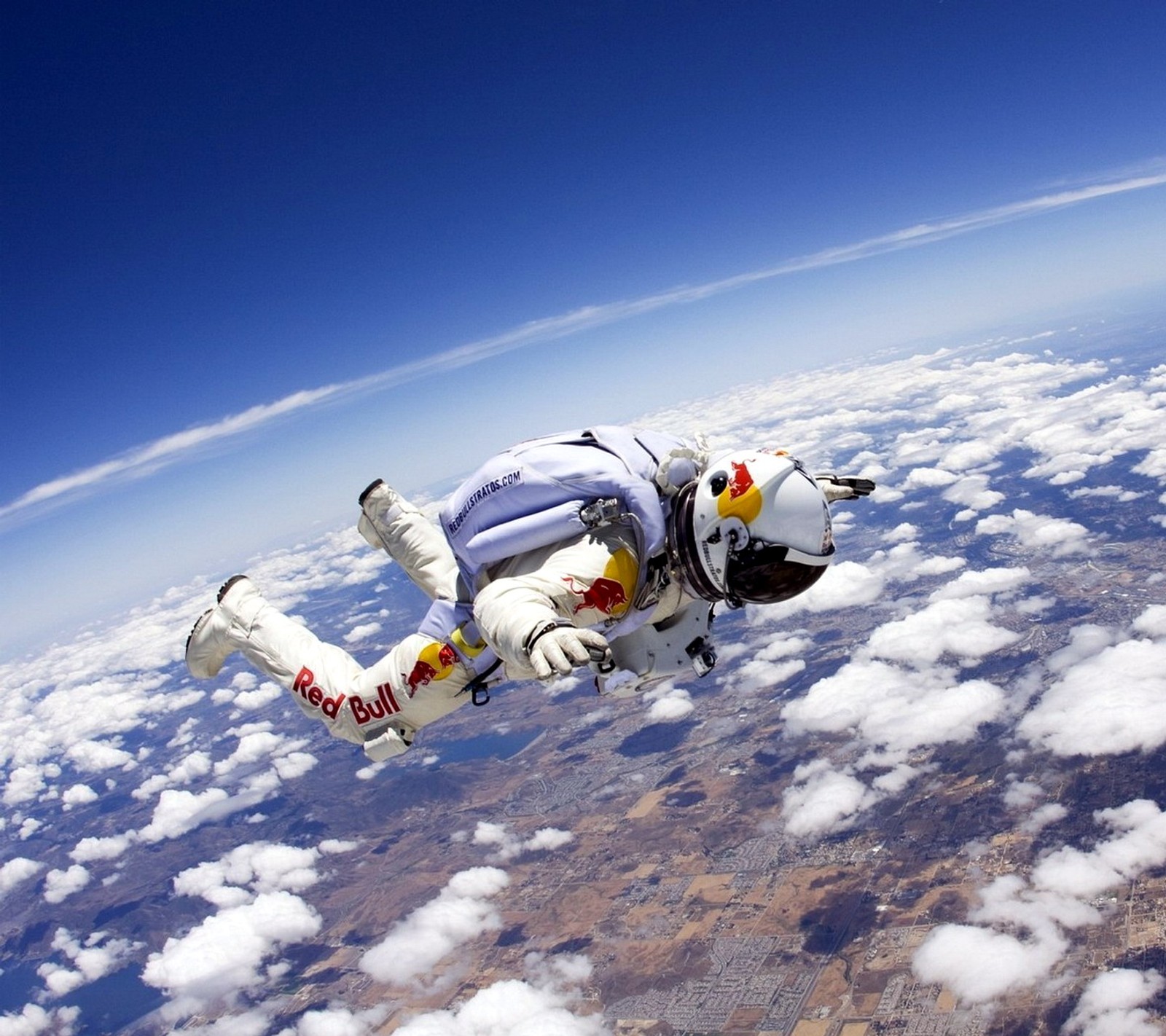 Hombre árabe en un traje branco voando pelo ar (felix, nasa)