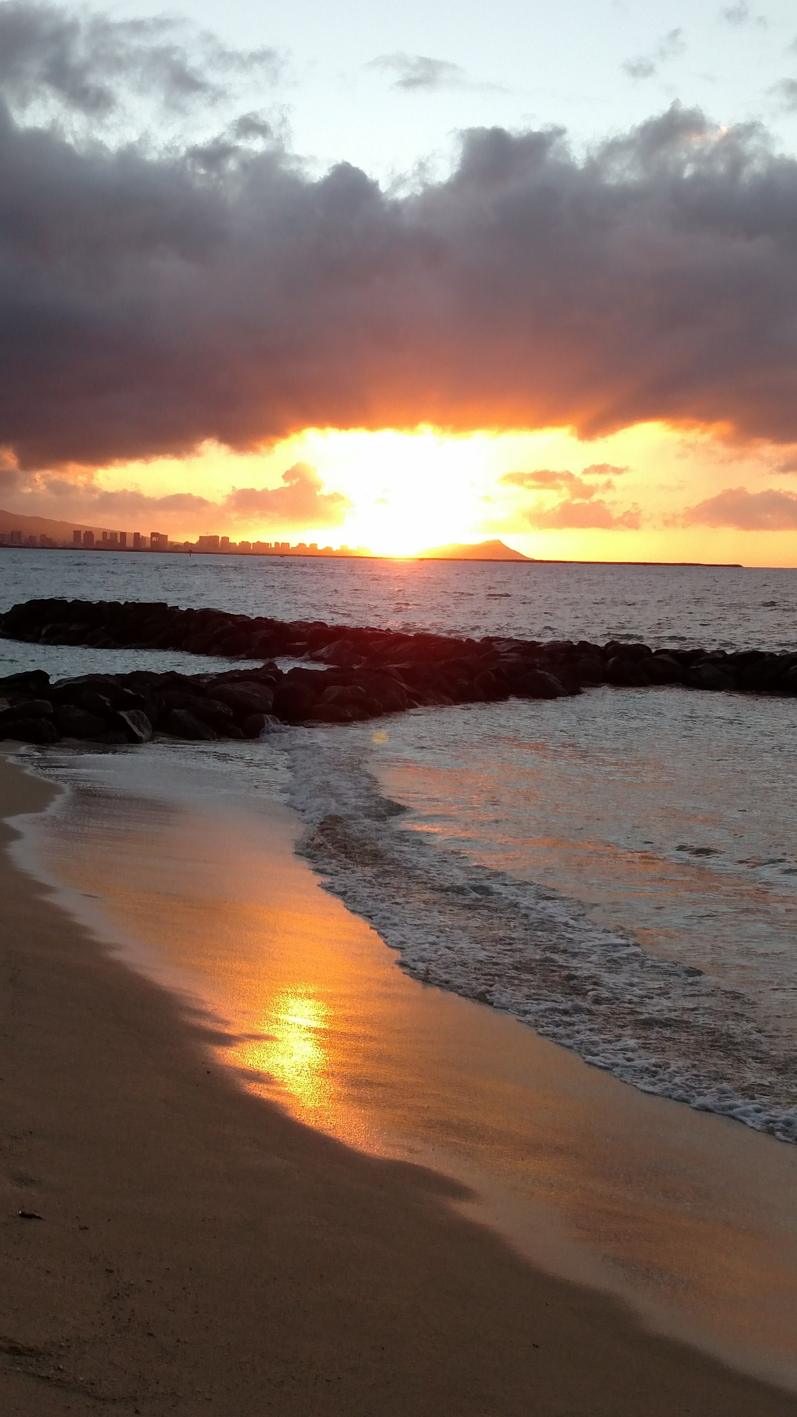 Atardecer en la playa con una persona caminando sobre la arena (island sunrise, amanecer)