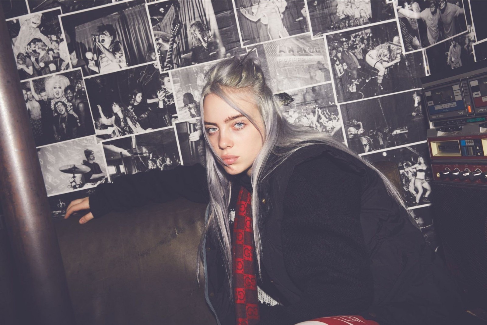 Blonde frau mit grauen haaren und rotie bindung auf einem sofa sitzend (künstler, billie, billie eilish, eilish, hype)