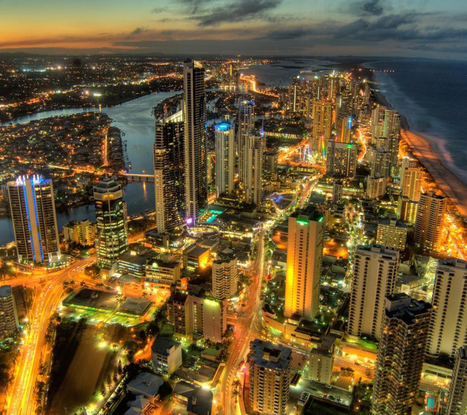 Blick auf eine stadt bei nacht mit strand und ozean im hintergrund (meine sammlung, hintergrundbild)