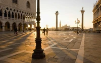 Luz de la mañana sobre la Plaza de San Marcos: Un hito sereno en Venecia