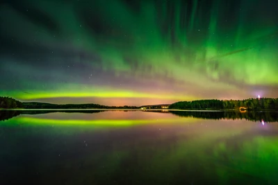 Beeindruckende Reflexion des Polarlichts über einem ruhigen finnischen See bei Dämmerung