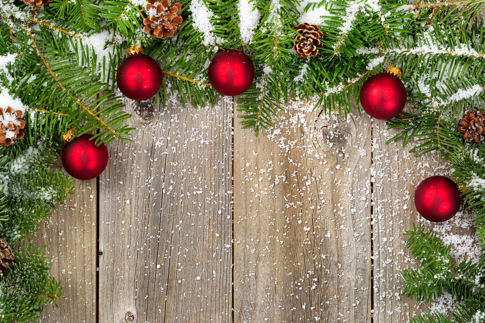 Weihnachtskranz mit roten kugeln und tannenzapfen auf einem holz-hintergrund (weihnachtstag, weihnachtsbaum, weihnachtsornament, tanne, baum)