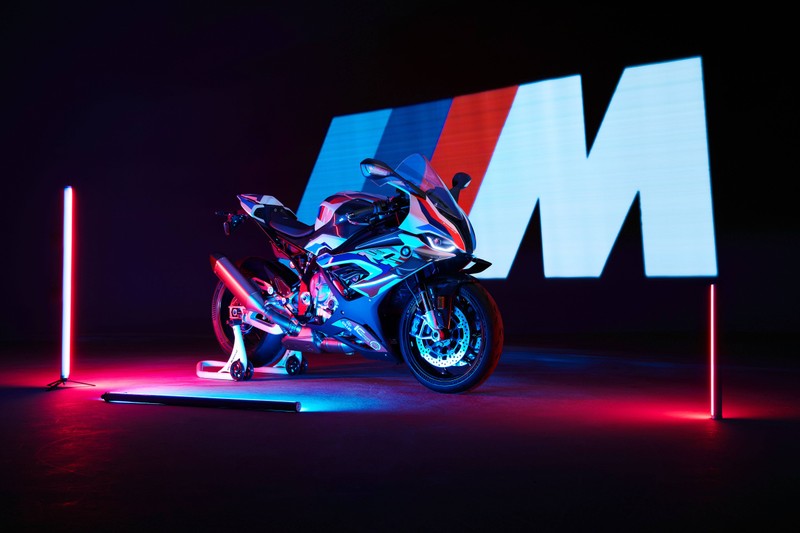 Мотоцикл bmw с красным и синим светом на выставке (бмв м 1000 рр, bmw m 1000 rr, неон, гонка на мотоциклах, 2021)