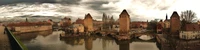 Reflets d'un château historique sur une voie navigable dans un paysage urbain médiéval