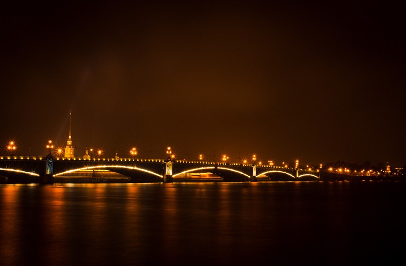 Арочный мост над водой ночью с огнями (отражение, санкт петербург, saint petersburg, мост, река)