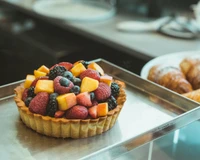 Tarta de frutas vibrante con bayas frescas y frutas de temporada