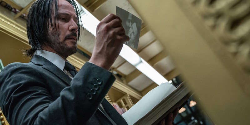 Арабский мужчина в костюме держит бумагу в руке (киану ривз, keanu reeves, действие, рука, жест)