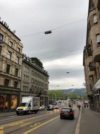 Rua urbana com detalhes arquitetônicos e tráfego