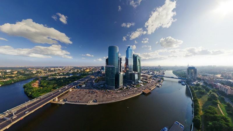 Вид на город с рекой и мостом (городской пейзаж, город, городская территория, дневное время, вид с высоты птичьего полета)