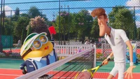 Un minion en costume défie un joueur de tennis sur un court vibrant.