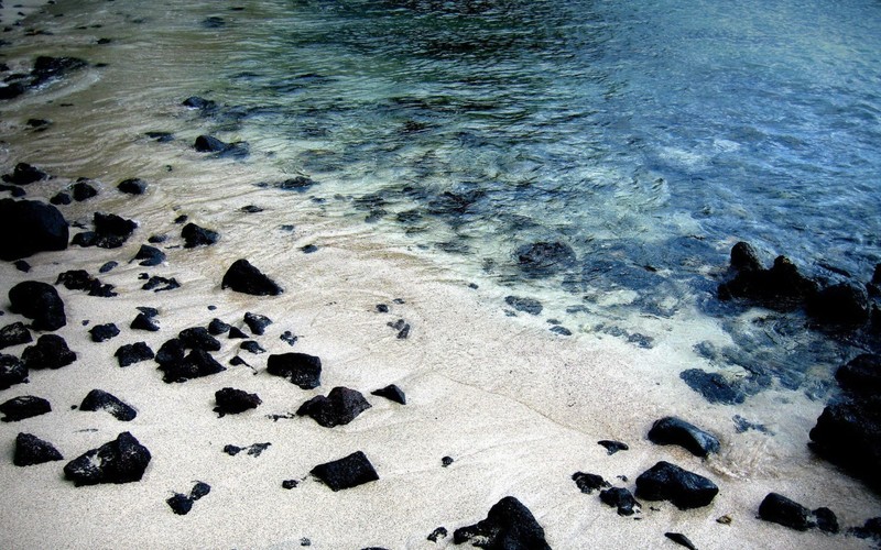 Пляж с камнями и водой на нем (скала, песок, пляж, море, вода)