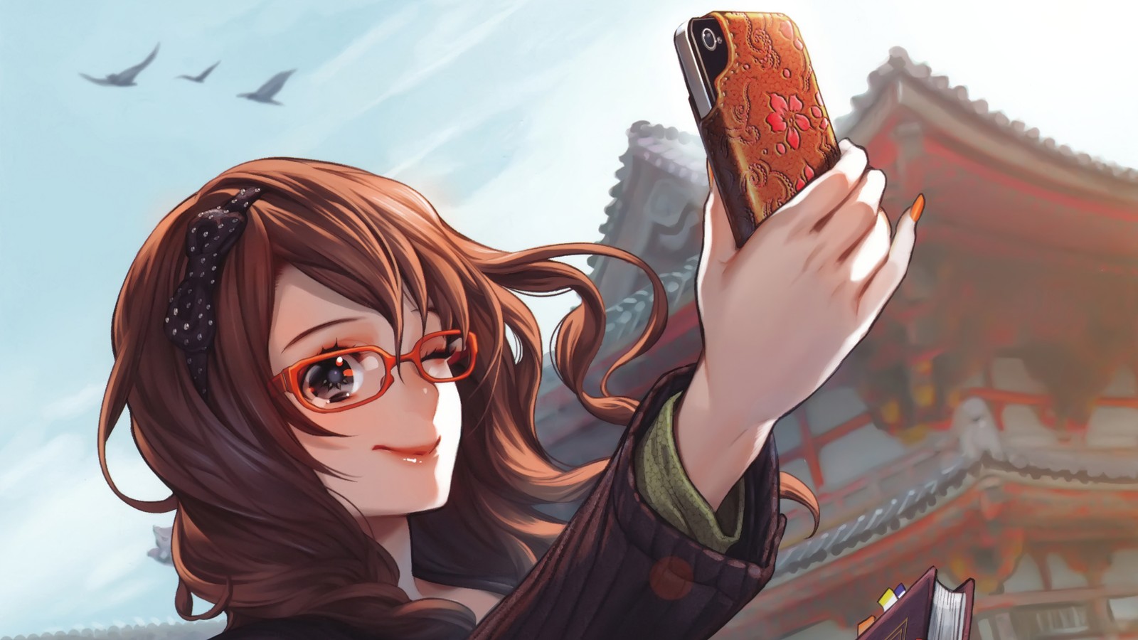 Chica de anime con gafas sosteniendo un teléfono celular frente a un edificio (anime, chicas, gafas, selfie)