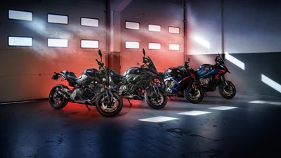 Exibição de motos esportivas BMW: F 900 R, F 900 XR, M 1000 R e M 1000 XR