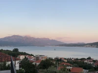 Gelassener Dämmerung über Hochlandsee und Gebirgszug