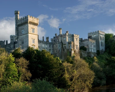 Castillo medieval histórico rodeado de vegetación exuberante y cielo