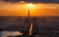 Amanecer dorado sobre el horizonte de la metrópoli con rascacielos