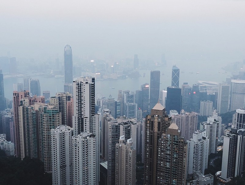 Аэрофотография города с высокими зданиями и водоемом (гонконг, hong kong, виктория пик, victoria peak, пиковая башня)