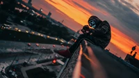 Joueur en niveaux de gris au bord au coucher du soleil