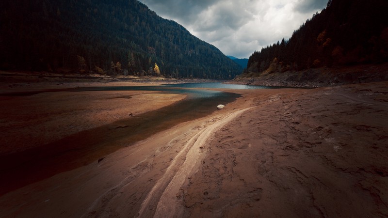 Лодка стоит на песке у воды (природа, горные образования, гора, дорога, долина)