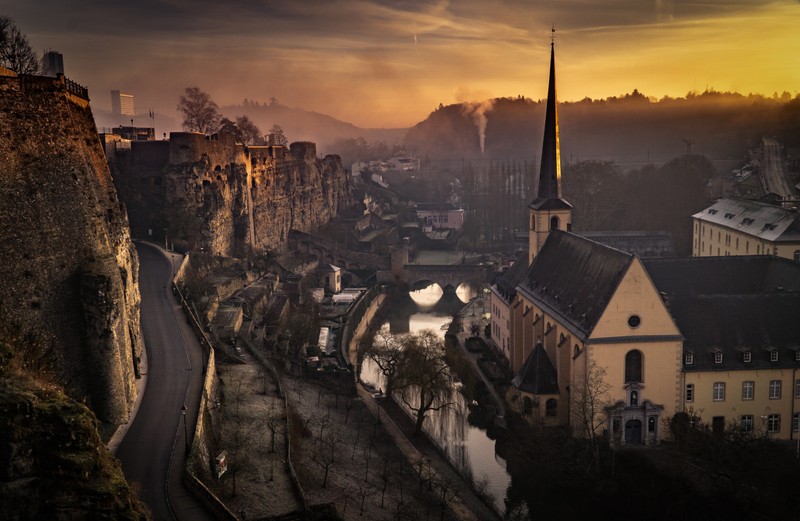 Арабский вид на город с рекой и церковной башней (luxembourg city, закат, городской пейзаж, церковь, 5k)