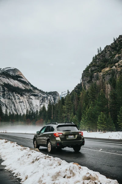 Aventura de inverno na estrada: sedã crossover navegando por um passo de montanha nevado