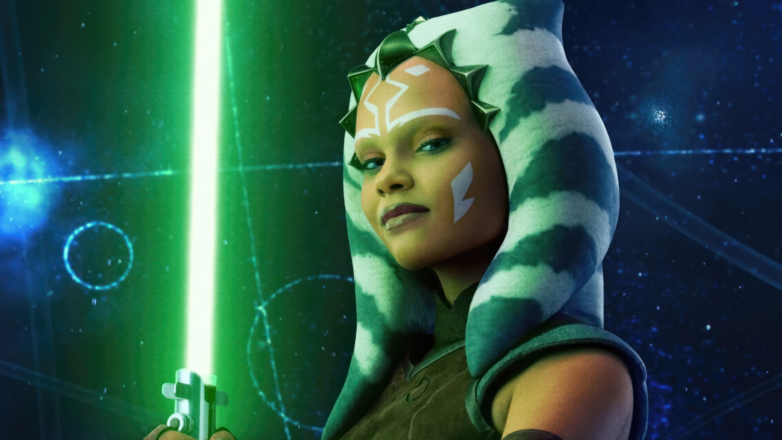 Una mujer en un traje de star wars sosteniendo un sable de luz (joven, ahsoka tano, sable de luz, lightsaber, serie ahsoka)