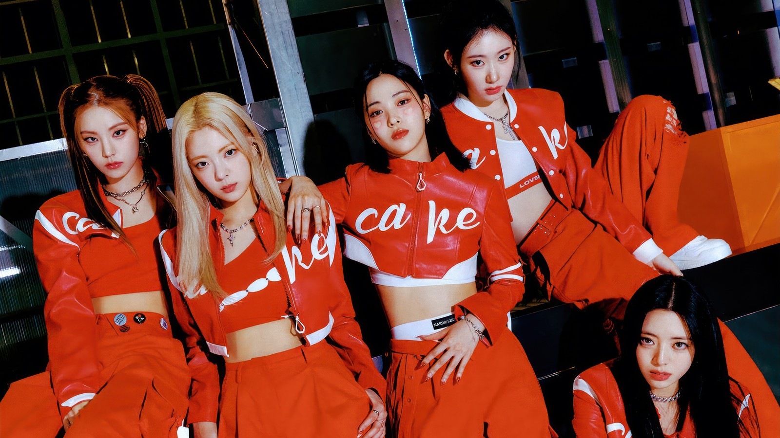 Un gros plan d'un groupe de filles en tenues rouges. (itzy, kpop, 있지, groupe de filles coréen, korean girl group)