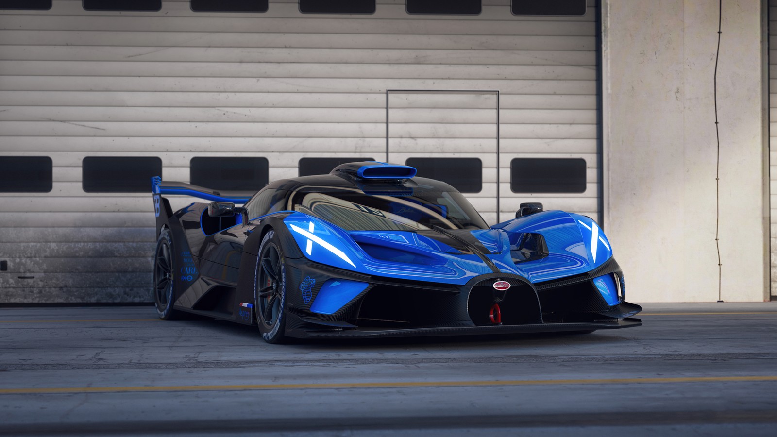 Une voiture de sport bleue et noire garée devant un garage (hypercar, bugatti bolide, 5k, voitures, fond décran 4k)