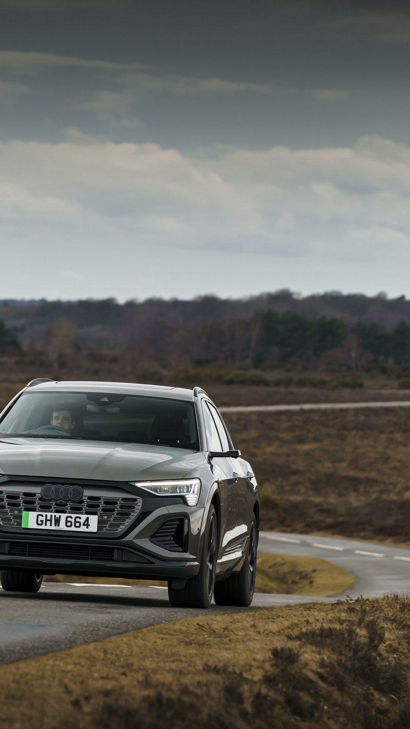 Вид автомобиля, едущего по загородной дороге с облачным небом (машины, audi, вождение, облако, колесо)