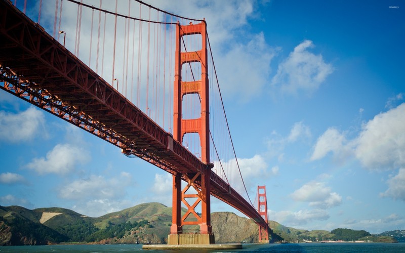 Крупный план моста с лодкой в воде (мост золотые ворота, golden gate bridge, мост, подвесной мост, экстрадозный мост)