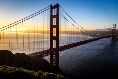 Ponte Golden Gate ao crepúsculo sobre a baía de São Francisco