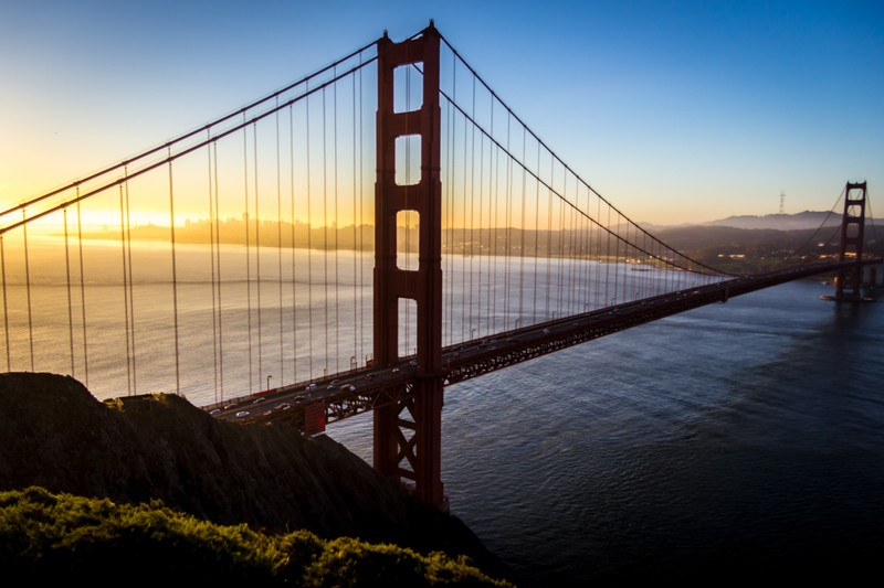 Вид сверху на мост с закатом на заднем плане (мост золотые ворота, golden gate bridge, мост, залив сан франциско, вода)