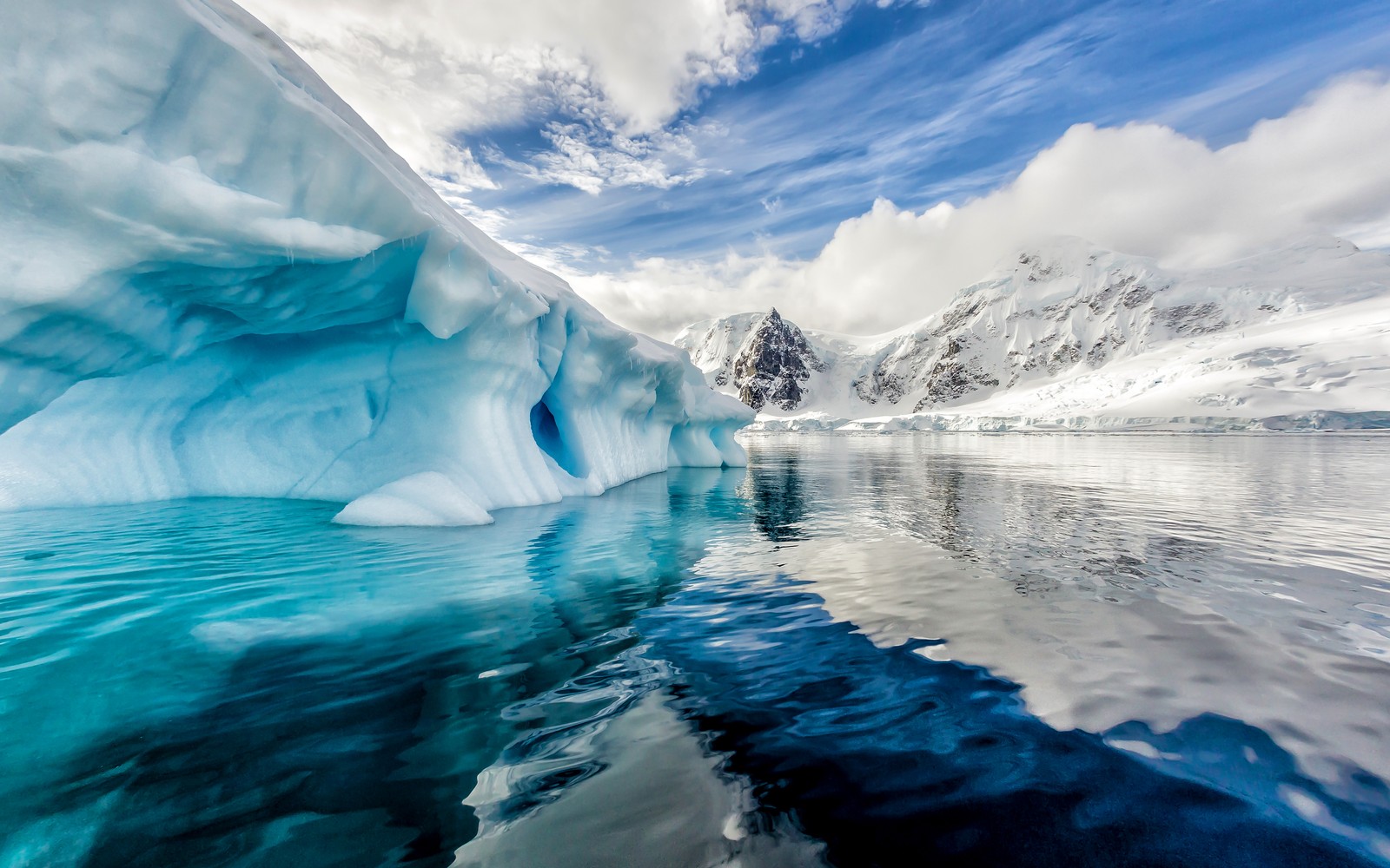 Gros plan d'un grand iceberg flottant dans l'eau (iceberg, terre, calotte glaciaire polaire, nature, glace)