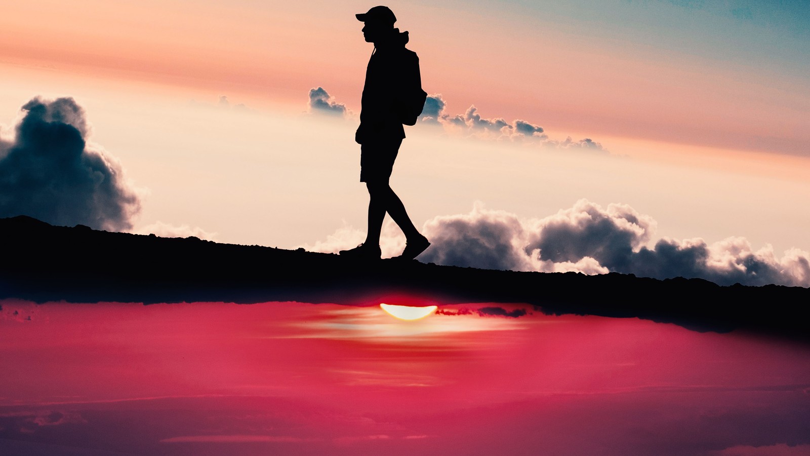 Image arafed d'une personne marchant sur une colline avec un coucher de soleil en arrière-plan (coucher de soleil, silhouette, paysage)