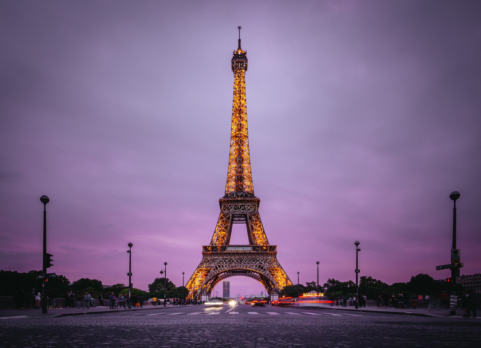 Vista árabe da torre eiffel ao entardecer com carros passando (torre eiffel, estética, paris, frança, anoitecer)