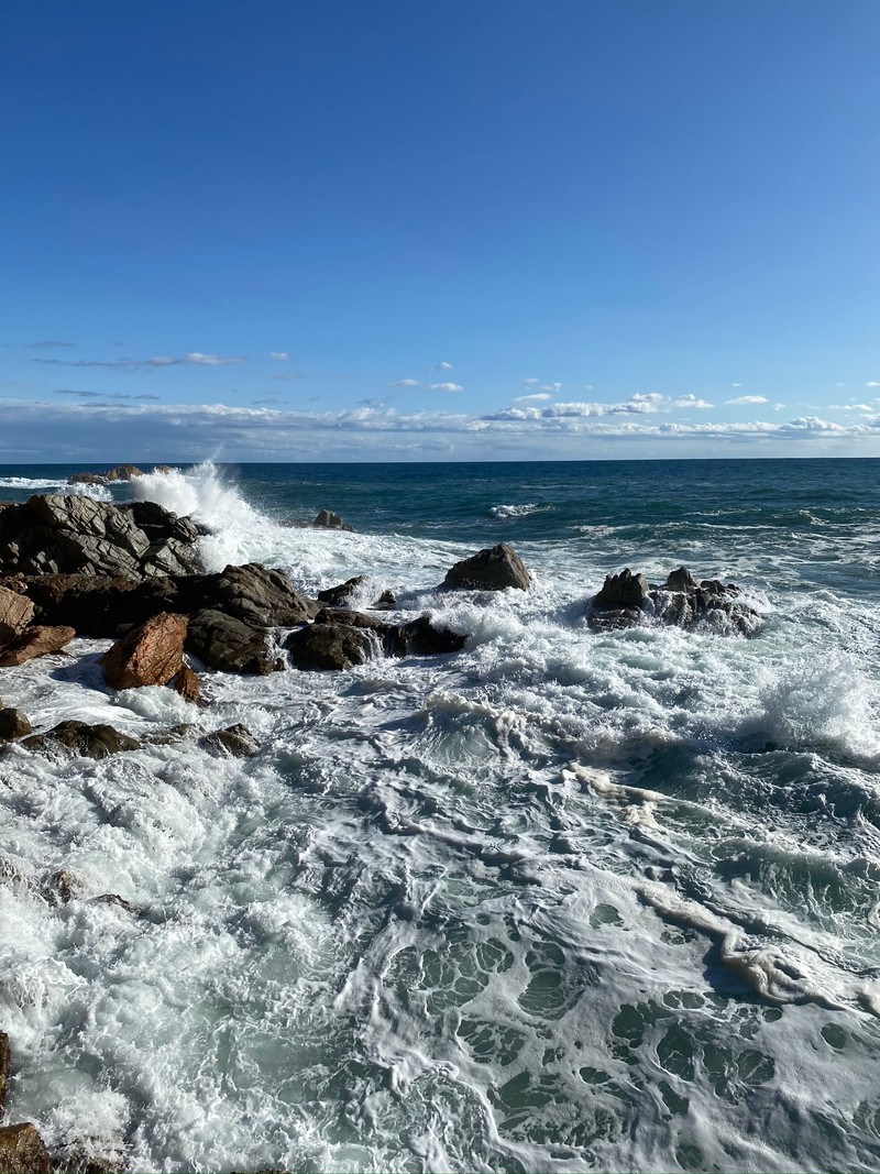 Рядом с берегом большое водоем (море, берег, вода, мыс, водоем)