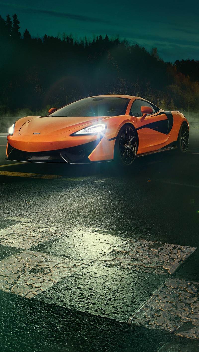 Close-up de um carro dirigindo em uma estrada molhada à noite (carro, meclaren, novo, noite)