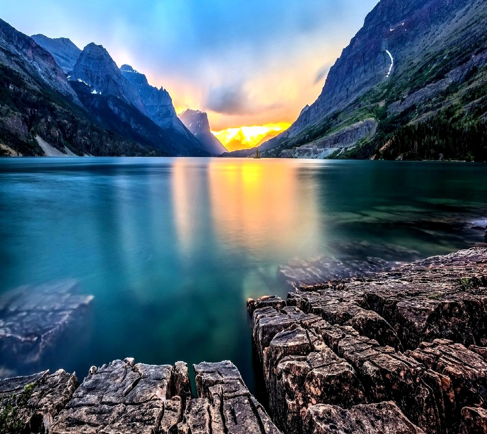 A view of a lake with a mountain in the background (nature)