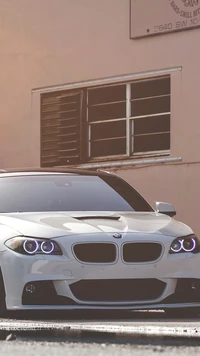 Elegante BMW blanca con faros llamativos