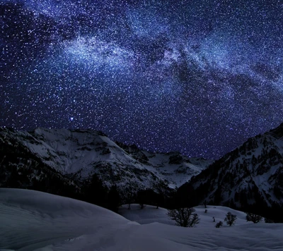 Nuit étoilée sur des montagnes enneigées